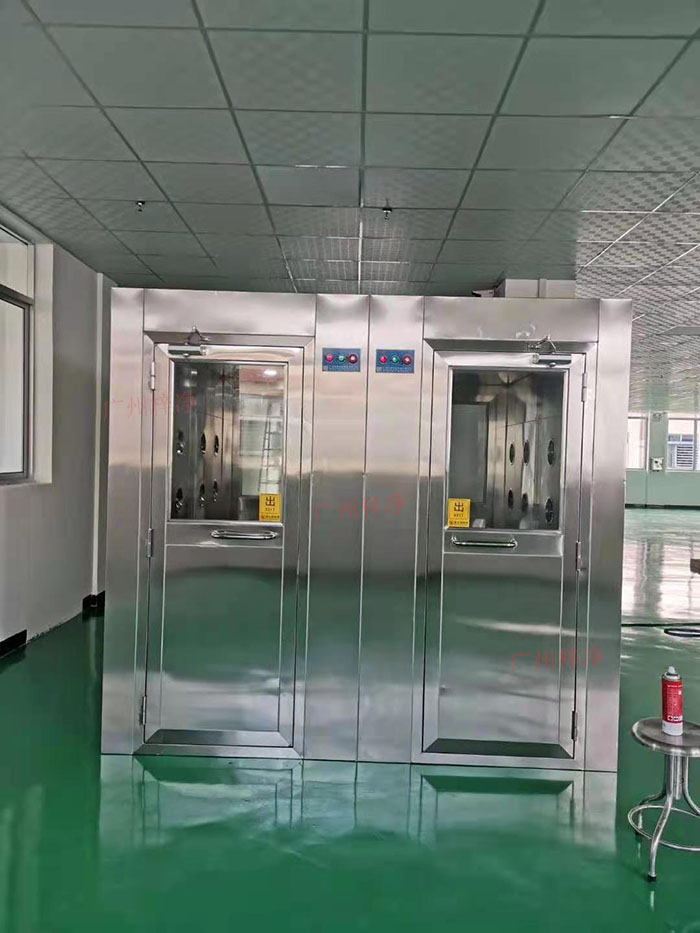 風淋室主要功能是確保工作人員在進入潔凈區(qū)前，通過吹淋去除身上的塵埃和微粒。