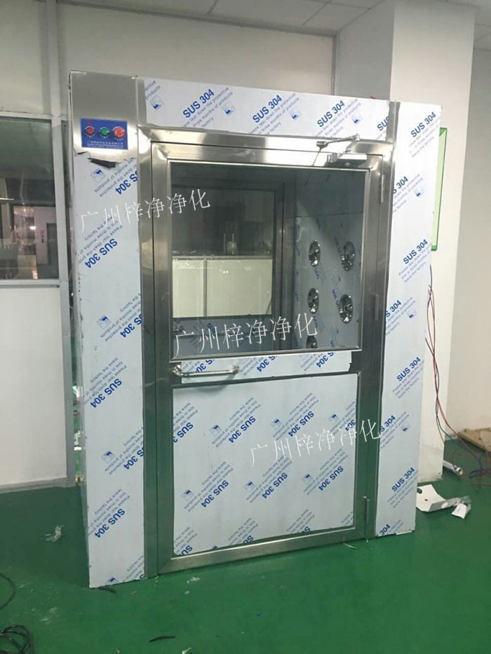 防爆風淋室是指風淋室的電機、指示燈、照明燈、接線管必須嚴格按照防爆標準